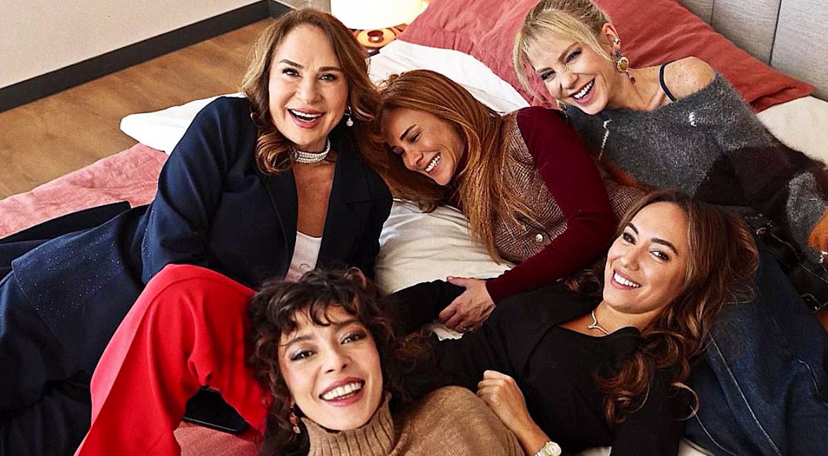 Tv, laptop, İPad, alt komşumuz, üst komşumuz, eş, dost, eski sevgililerimiz, kim var kim yok her yerden, herkes,
Ben Leman izliyoruz. Son.

BenLeman BuAkşam