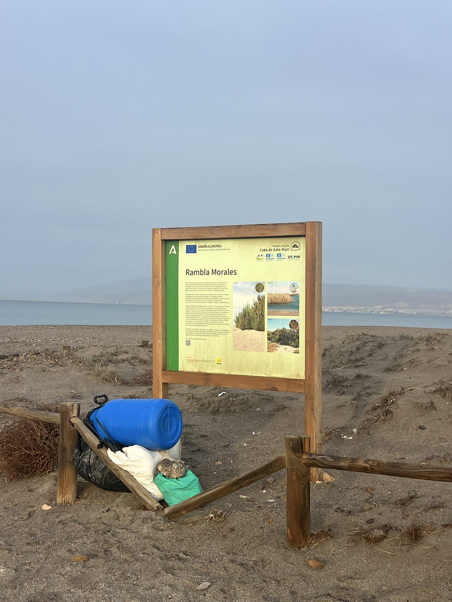encarna_bas's tweet photo. @almlimpiabonita la playa de Cabo de Gata sin papeleras y llena de garrafas y plásticos https://t.co/QYXs0JmciD