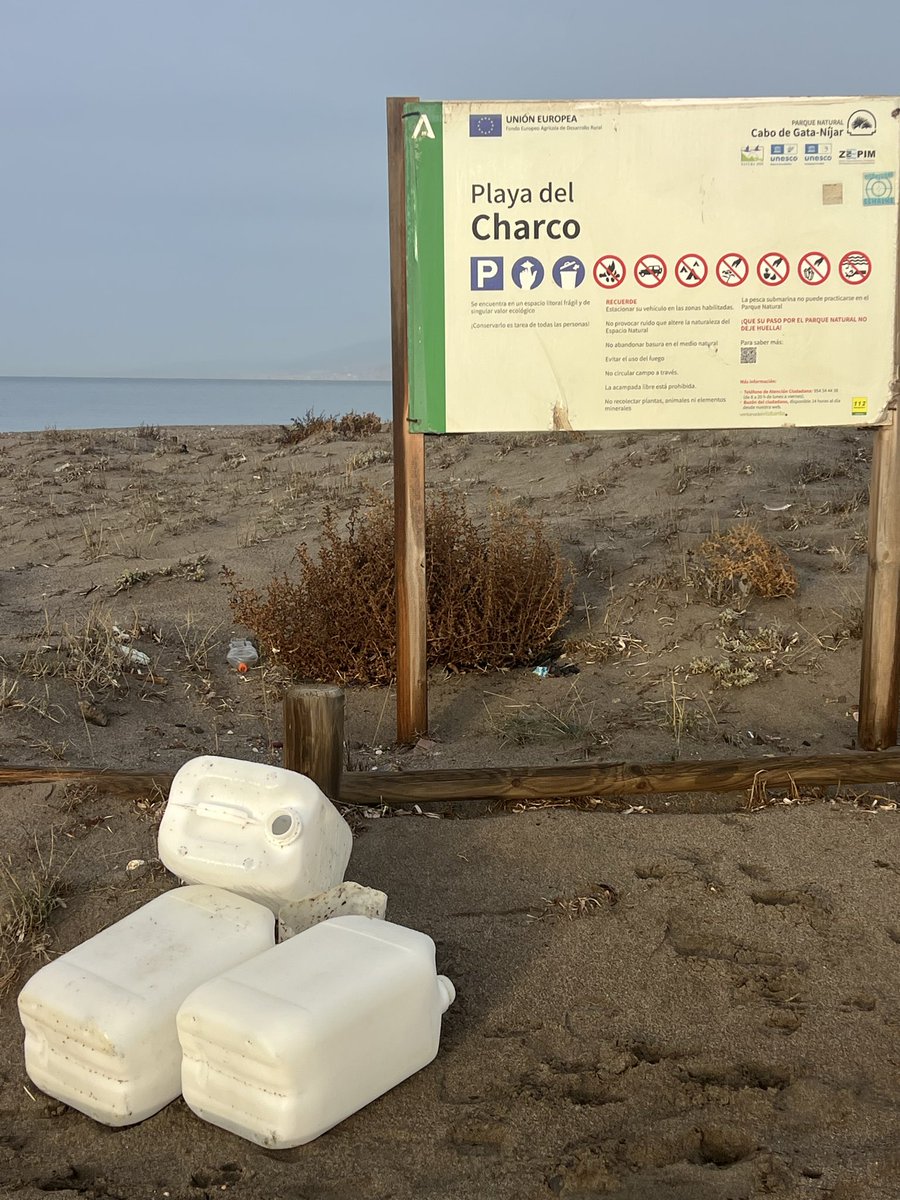 encarna_bas's tweet photo. @almlimpiabonita la playa de Cabo de Gata sin papeleras y llena de garrafas y plásticos https://t.co/QYXs0JmciD