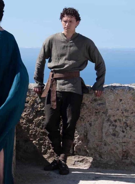 DanDavisWrites's tweet image. Every single design in this film we seen so far is grey and boring and they're wearing trousers. 

Agamemnon's costume is obviously not remotely historically accurate at all and the armour doesn't even look like a real material that exists. But it's also the only design that's…