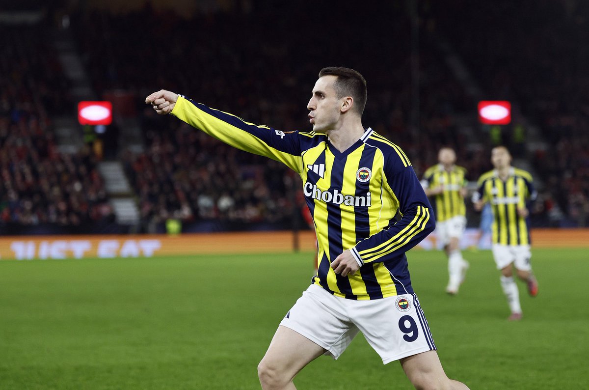 Zahmet olacak ama Fenerbahçe'ye gelebilmek için tüm ülkeyi karşısına almış adama biraz sahip çıkın.

Geçenlerde SAÇ'ın Kerem'e laf attığını görmüştüm. Şimdi taşlar yerine oturdu.

Demek ki süreç şöyle ilerliyor;
- önce onun gibi medya militanları oyuncularımızı hedef gösteriyor