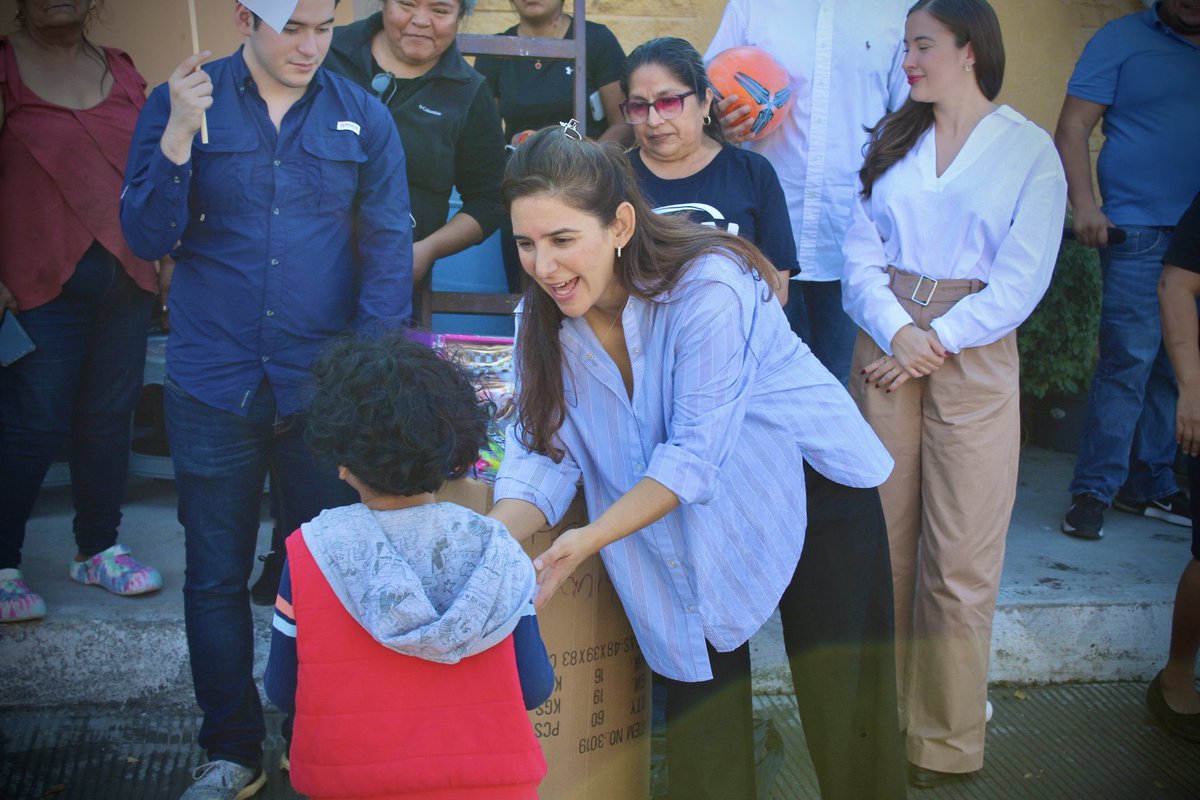 LuisCantuMx's tweet image. La magia de la Navidad la compartimos con alegría, disfrutando de las Posadas con nuestras niñas y niños de Reynosa.

Gracias a las familias de la Colonia Miravalle y La Cima por su recibimiento. 
¡Les deseamos una Feliz Navidad y Próspero Año Nuevo! 🎄🎉🐾

#LuisCantúMx #Posadas