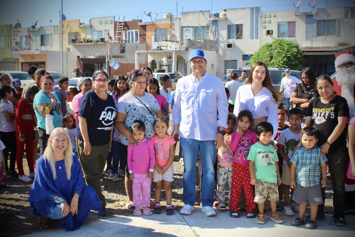 LuisCantuMx's tweet image. La magia de la Navidad la compartimos con alegría, disfrutando de las Posadas con nuestras niñas y niños de Reynosa.

Gracias a las familias de la Colonia Miravalle y La Cima por su recibimiento. 
¡Les deseamos una Feliz Navidad y Próspero Año Nuevo! 🎄🎉🐾

#LuisCantúMx #Posadas