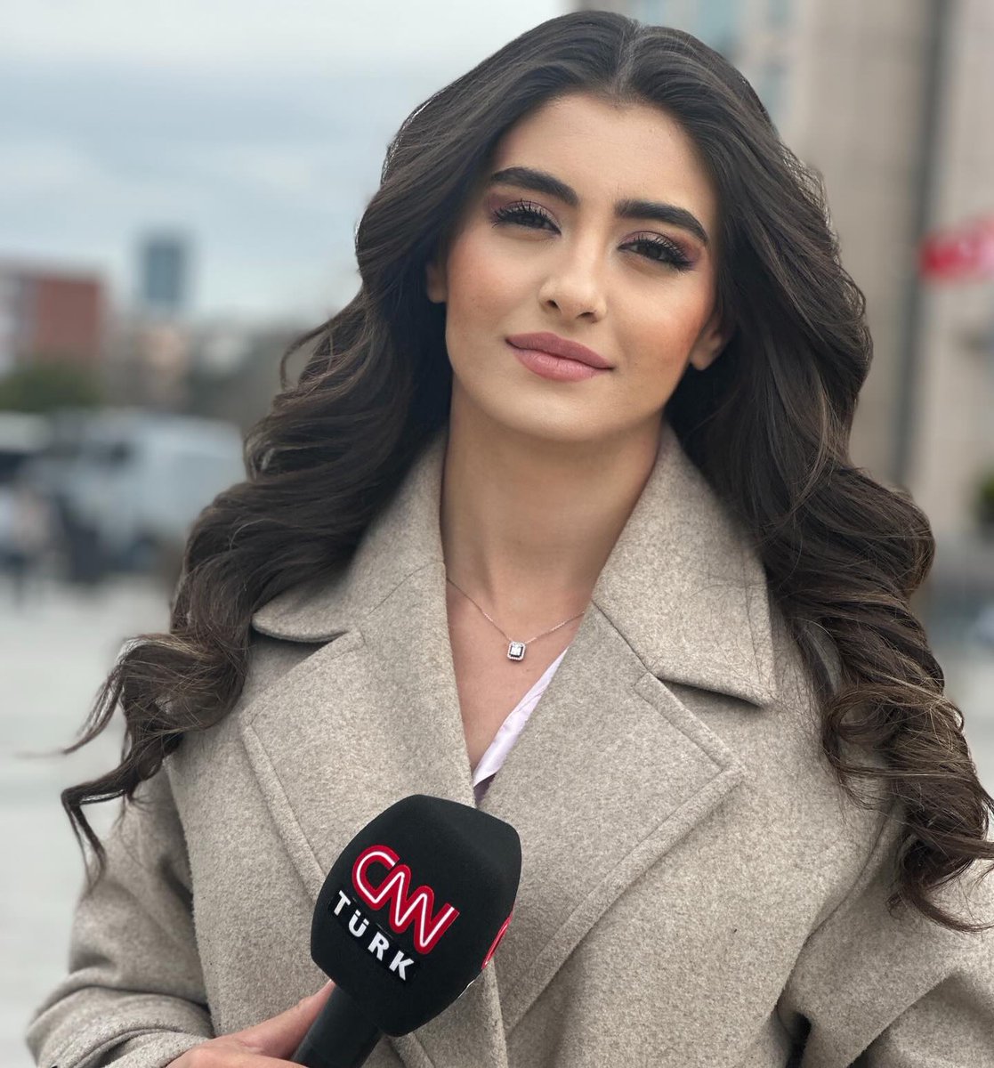siyahsancakx's tweet photo. 🔵 CNN Türk Muhabiri Merve Tokaz:

"Yaklaşık iki gündür sürekli olarak hedef gösterilmekte ve ölüm tehditleri almaktayım."

"Benim yaptığım sadece adli makamlardan aldığım bilgileri bire bir ve tarafsız şekilde izleyiciye aktarmaktır." https://t.co/TpV97UZzYL