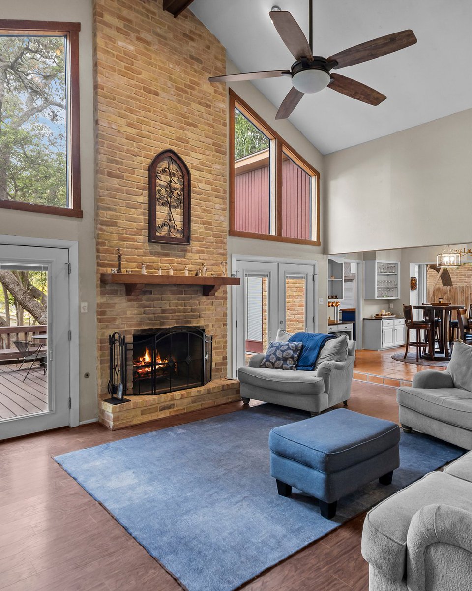 SchraderGroup's tweet image. Fireplace season is here. 🔥
Perfect for holiday gatherings and quiet winter nights.

Comment FIREPLACE to see available homes. 🏡

#SanAntonioRealEstate #TheSchraderGroup #Fireplaces #CozyHome