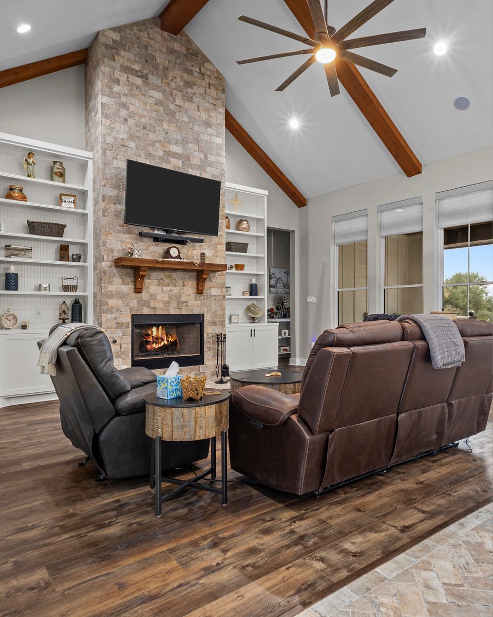 SchraderGroup's tweet image. Fireplace season is here. 🔥
Perfect for holiday gatherings and quiet winter nights.

Comment FIREPLACE to see available homes. 🏡

#SanAntonioRealEstate #TheSchraderGroup #Fireplaces #CozyHome