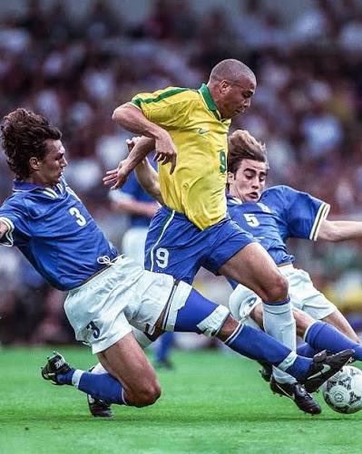 futbolmundialsp's tweet image. Dos imágenes MÍTICAS  🔥 
Dos jugadores LEGENDARIOS 💥

#Argentina #Brasil #FIFAWorldCup