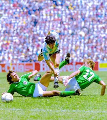 futbolmundialsp's tweet image. Dos imágenes MÍTICAS  🔥 
Dos jugadores LEGENDARIOS 💥

#Argentina #Brasil #FIFAWorldCup