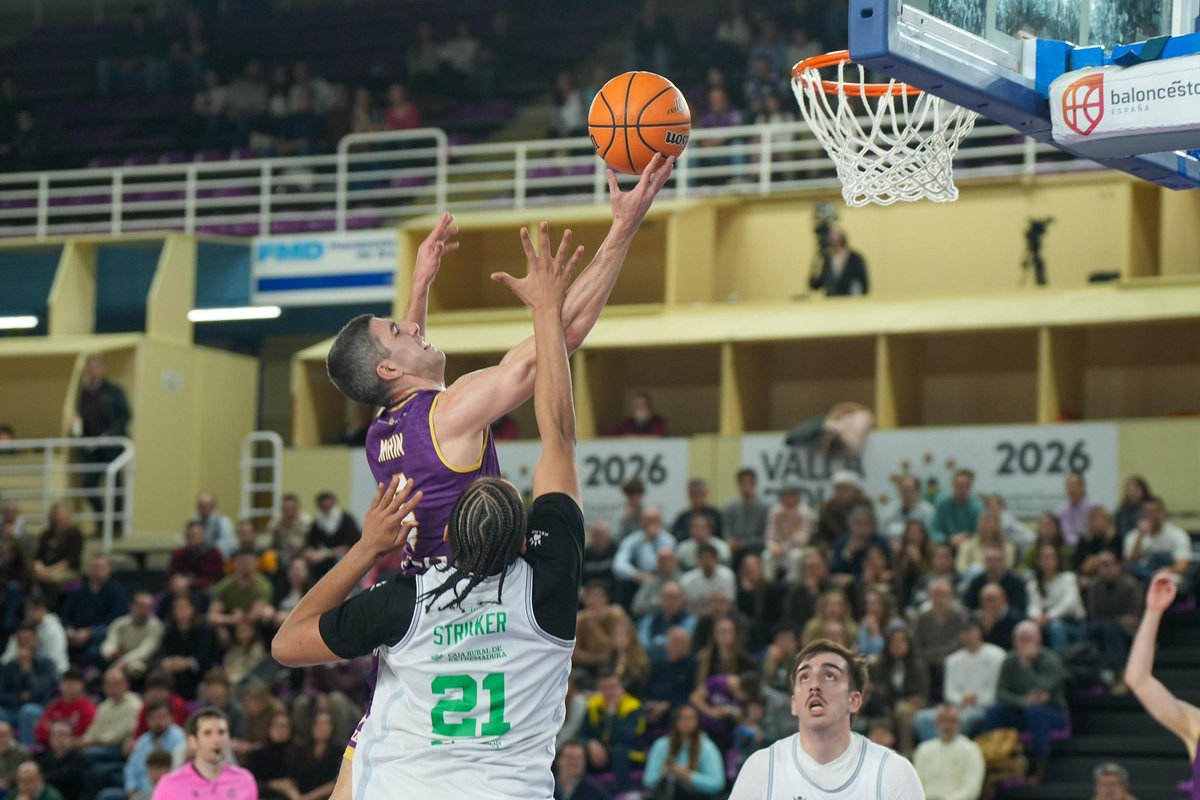 TribunaVall's tweet photo. 🏀 #Deportes | El @UEMC @CBC_Valladolid ganó (94-80) al mejor visitante de la #SegundaFEB, el @Caceres_Basket 

👉 El equipo de @barrio1985 acaba el año con tres victorias consecutivas y solventes en casa, en el Polideportivo Pisuerga

📸 @SergioBorja96 https://t.co/0VBmFJiwZT