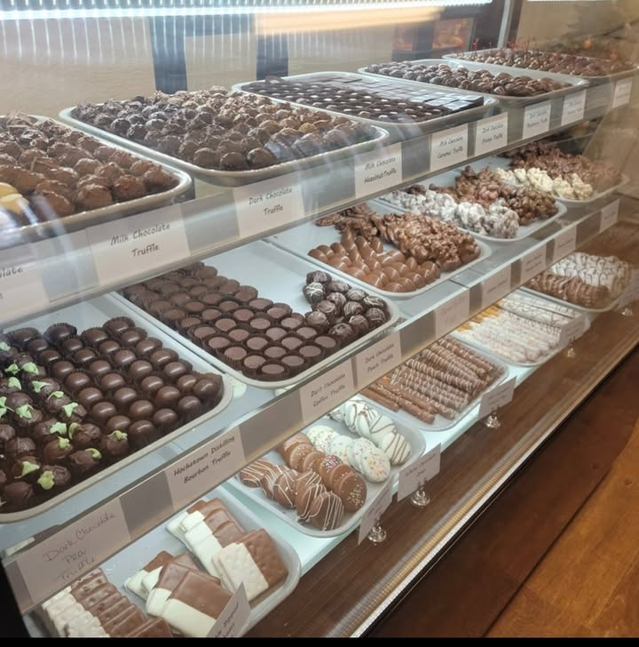 brokenbowdotcom's tweet photo. Warm hearts and satisfy their sweet cravings with Loblolly Gourmet Chocolate. The ultimate delight for chocolate lovers. 🎁#HolidayDelight
.
. 
#brokenbow #brokenbowok #brokenbowoklahoma #hochatown #beaversbend #brokenbowcabins #travelok #travel #oklahoma
📷Loblollychocolates https://t.co/CkziZaB7QO
