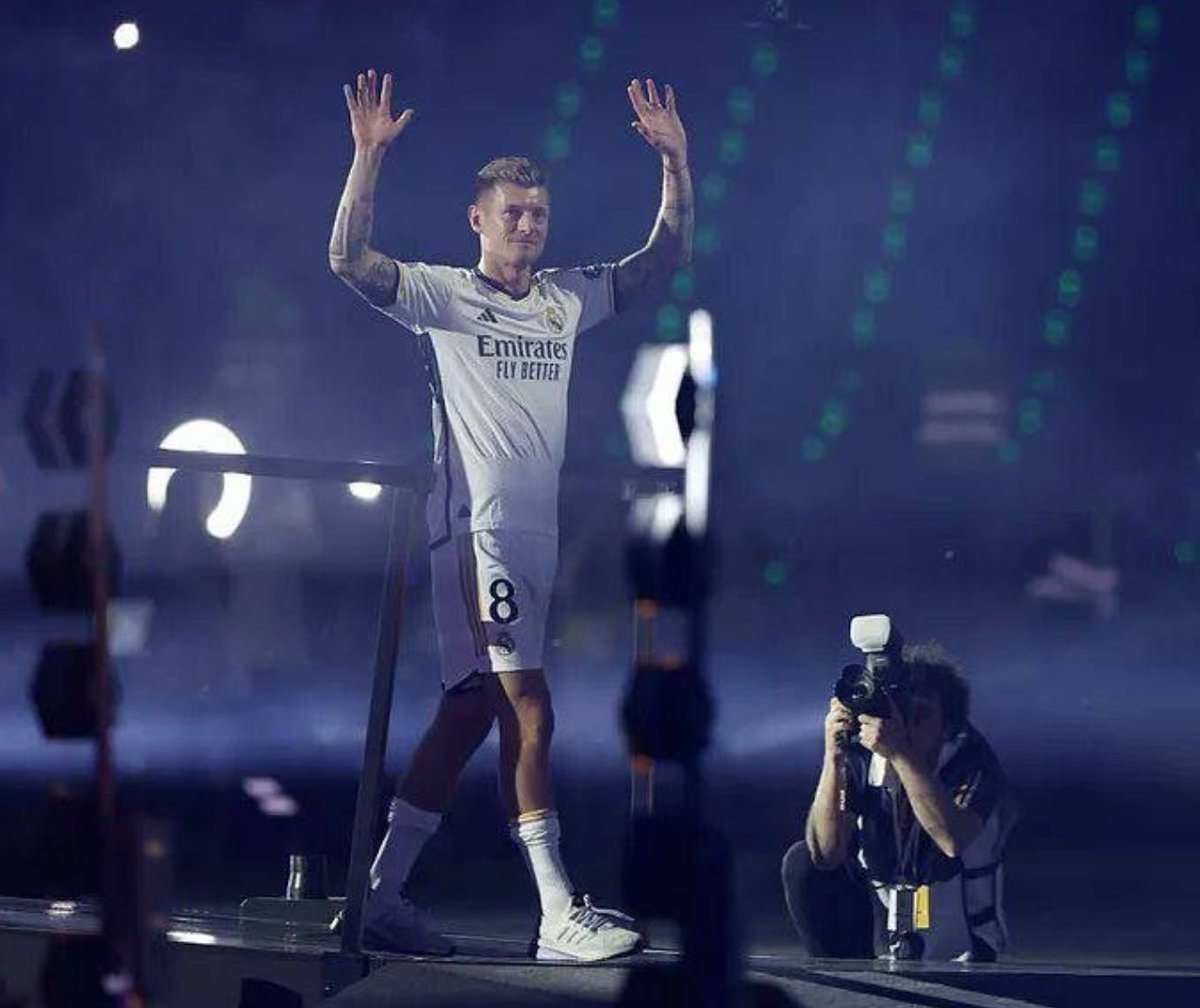 iiiobk's tweet image. والله مو طبيعي كيف ريال مدريد خسر شي كبييير برحيل هذا اللاعب .. مافي لاعب بمدريد حالياً قادر يمسك كورة و يضبط رتم الفريق ؟؟ ياخي كلام كثييير .. لكن صعب الحال اللي وصله وسط ريال مدريد بعدك يا توني ⭐️@ToniKroos 

#ريال_مدريد