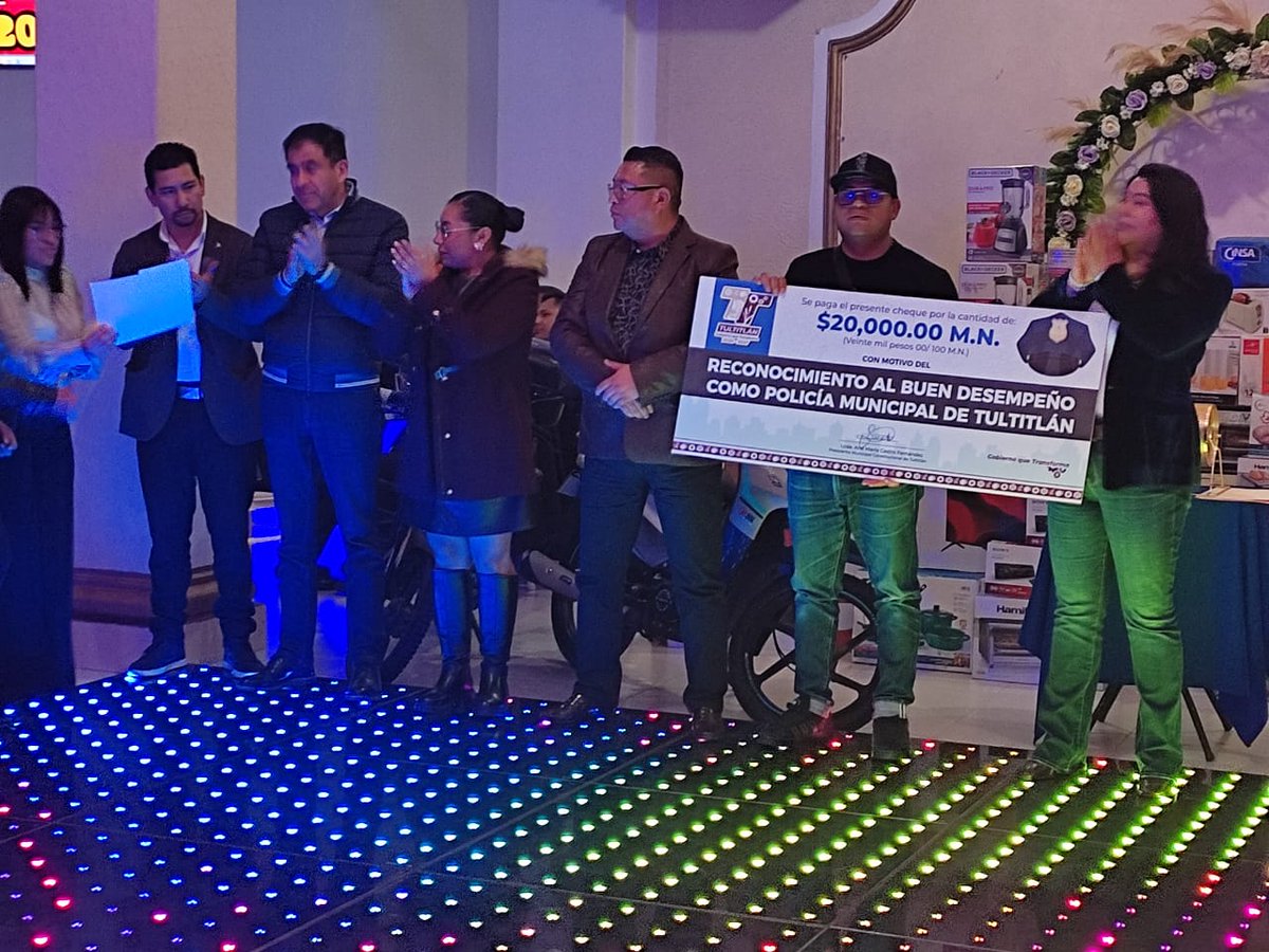 Con gran gusto acompañamos a la Presidenta Municipal de <a href="/25_27Tultitlan/">Tultitlán 2025 - 2027</a> para hacer entrega de reconocimientos y presentes a los elementos destacados de la Dirección de Seguridad Ciudadana con motivo del #DiaDelPolicía