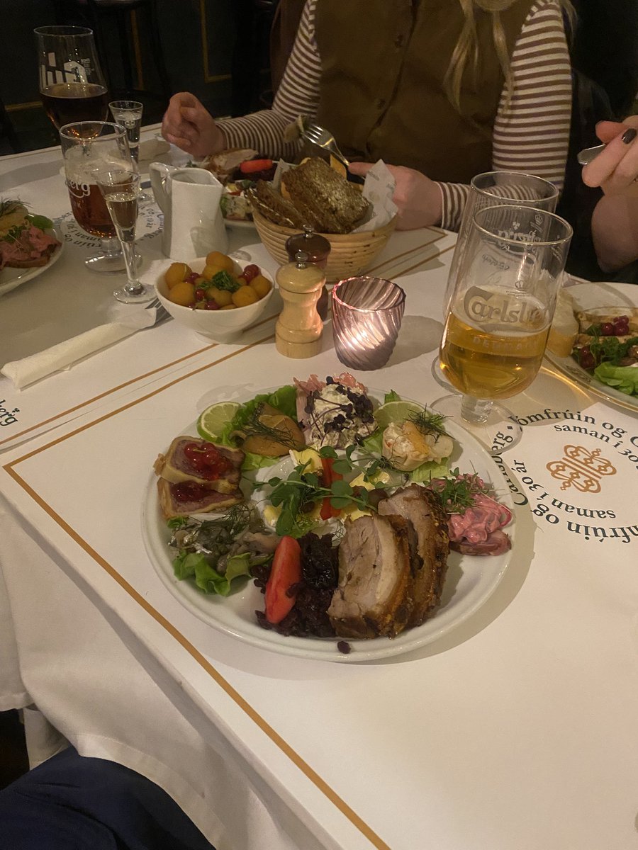 Skín í rauðar skotthúfur