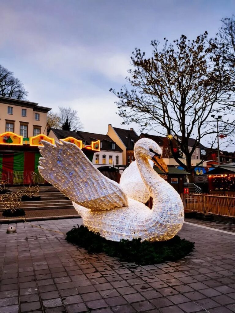 palblog's tweet photo. Germany: Swan at the Christmas market in Kleve https://t.co/wMds0OH62C #christmasmarket #cleves #countrystudygermany #december #kerstmarkt #kleef https://t.co/hyAlVkpvC3