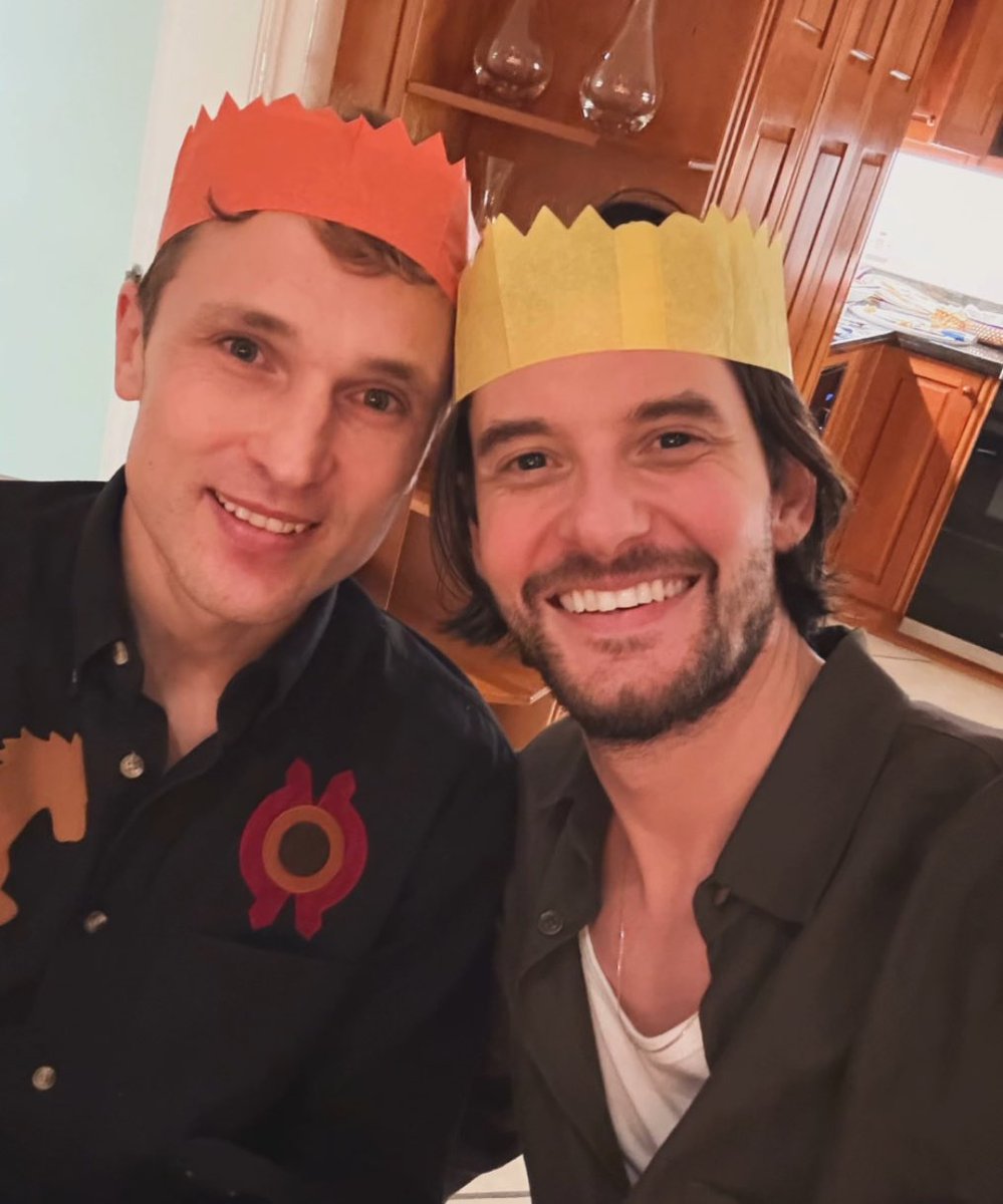 Oh, our dear actors continue to give us beautiful and warm moments…Ben Barnes (The Prince Caspian) and William Moseley (The High King Peter) wanted to share this beautiful moment with us when they came together.