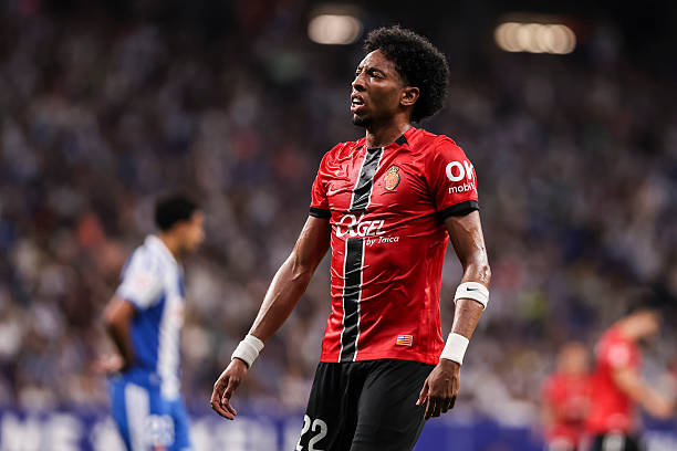 Rápido, fuerte, sólido en defensa y siempre bien colocado.

Todo eso le falta a Mojica.