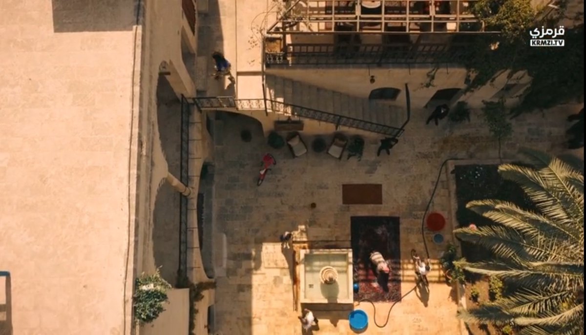 حابة أُبدي إعجابي الشديد بالإخراج و الكادرات التصويرية. أنا مستمتعة بالحلقة بسبب التصوير،  رغم إني مش بحب الحلقة الأولى من أي مسلسل لإنها بتبقى مملة، بس هنا أنا مشدودة من أول دقيقة. أتمنى باقي الحلقات تبقى على نفس المستوى 
#HalefKöklerinÇağrısı