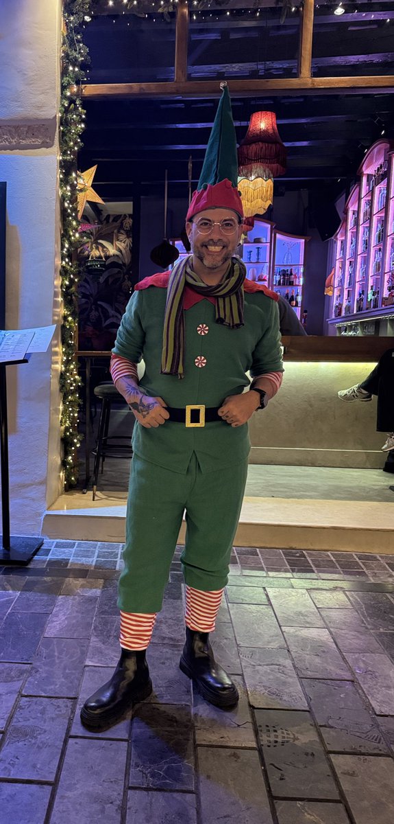 roukst's tweet image. Εγώ και το σκουφί μου το όρθιο σας ευχόμαστε καλές γιορτές !