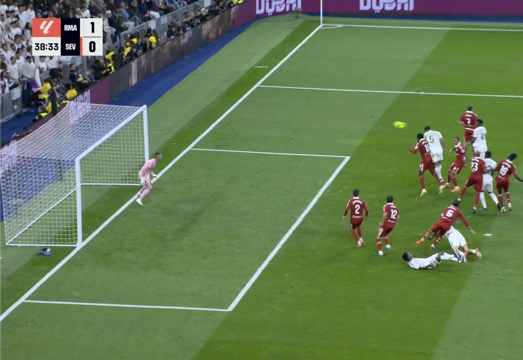 رأسية بيلينغهام في مرمى إشبيلية من هذه المسافة! #ريال_مدريد 