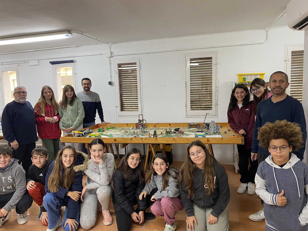 escolaUlldeVent's tweet photo. Productiva sessió nadalenca dels ThunderBots per preparar @FLLTgn_Reus @FLL_Spain Avui tocava app, web, recerca i molta programació. 🦾🤖

Moltes gràcies a @BisbalPenedes per fer-nos una visita i convidar-nos a esmorzar. Estava tot boníssim!

Ens veiem a la tornada! Bones festes! https://t.co/KsCFPN2n34