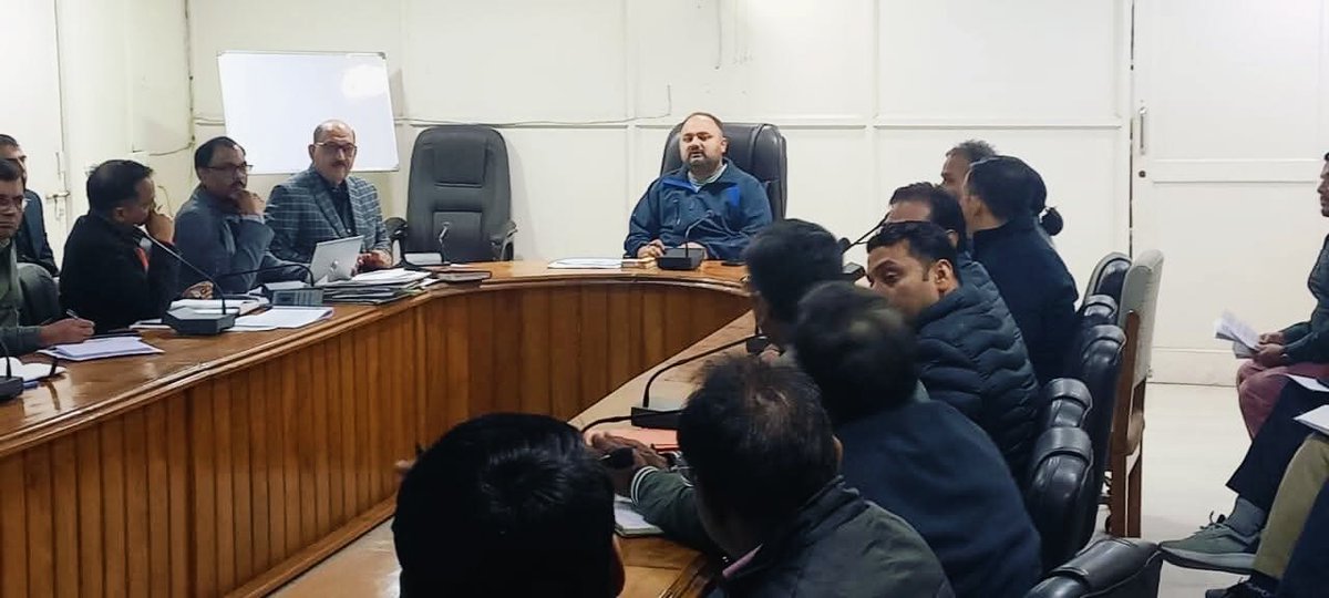 DhsHapur's tweet photo. आज जनपद हापुड़ में जिलाधिकारी  महोदय की अध्यक्षता में जिला स्वास्थ्य समिति की(शासी निकाय)की बैठक का आयोजन किया गया बैठक में सी एम ओ ,सी एम एस, एसीएमओ ,डी पी एम एवं अधिकारी/कर्मचारी उपस्थित थे।जनपद मे संचालित  राष्ट्रीय कार्यक्रमों के वित्तीय एवं भौतिक प्रगति की समीक्षा की गई। https://t.co/7WcGe2mU5E