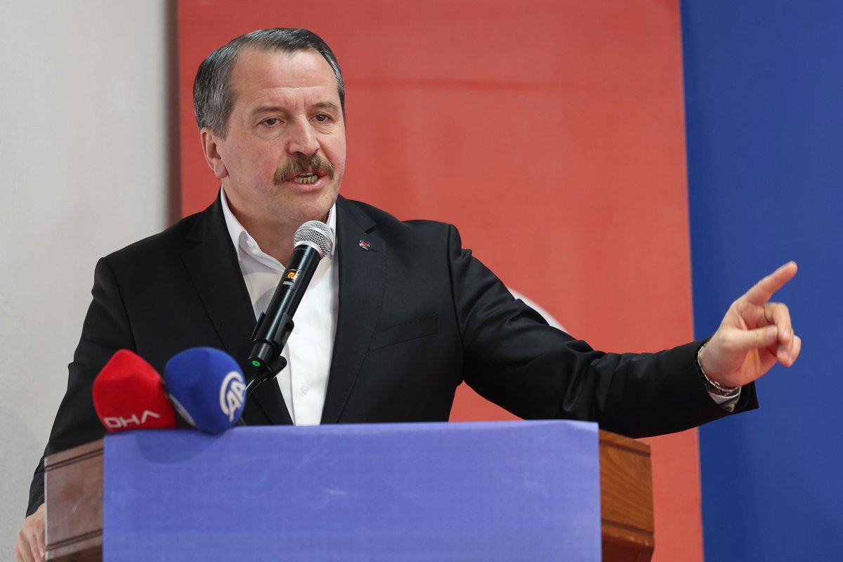 edipuzen's tweet photo. ‘KAMUDA ÜCRET DENGESİ YOK. REFORM ŞART.’

Memur-Sen Genel Başkanı Ali Yalçın, kamuda ücret dengesinin olmadığını söyledi. 

Ücret dengesini sağlamak için reformun şart olduğunu dile getirdi. 

Ali Yalçın’ın konuyla ilgili açıklamasının öne çıkan yönleri şu şekilde…

Kamunun en önemli sorunlarının başında diğer sorunları da tetikleyen ücret dengesizliği bulunmaktadır. 

Kamuda; istihdam politikası, gelir adaleti ve ücret dengesi yönünden nitelikli bir çalışmaya ihtiyaç vardır. Lokal düzenlemelerle geçiştirilemeyecek bir zorunluluktan söz ediyoruz. 

Kamu bürokrasisi sosyal paydaşlarla köklü bir çalışma yapmak yerine kendini merkeze alan çalışmalar ve tartışmalı hamleleriyle sorunu ötelemeye, zaman kaybetmeye neden olmaktadır. 

Siyaset kendine resmedileni değil, görülmesi gerekeni arıyorsa katılımcı çalışmalara fırsat oluşturmak zorundadır. Zaman kaybı bürokrasi açısından sonucu çok fazla değiştirmez ama siyaset için sosyal maliyeti artırır.

Türkiye’nin ihtiyacı; gelir adaletini, ücret dengesini gözeten, çalışma barışını merkeze alan verimlilik temelli sürdürülebilir güvenceli bir istihdam politikasıdır.  

Yükseköğretim çalışanları boyutuyla da sorunun çözümü, meseleyi genişten almaya ve kapsamlı düzenlemeye bağlı. Akademik zam ihtiyacını görmeyen ücret iyileştirme girişimleri eksik, tüm çalışanları kapsamayan düzenlemeler yetersizdir. 

Profesörün, Doçentin Dr. Öğretim Üyesinin serzenişi duyulmalıdır. Araştırma Görevlisi’nin aldığı ücret bilimsel araştırma yapmaya değil, nasıl ayakta kalır ve bu ayı atlatabilirim diye fiyat araştırmasına neden oluyor.@_aliyalcin_