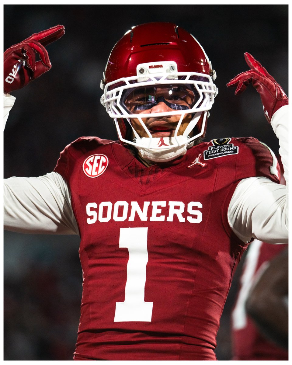 OUDaily's tweet image. #Sooners fell to Alabama 34-24 in the first round of the College Football Playoff on Friday night. Check out our best images by clicking the link. oudaily.com/photos-oklahom… 
- 
-
Photos by: Annie Davenport and Esther Hodson