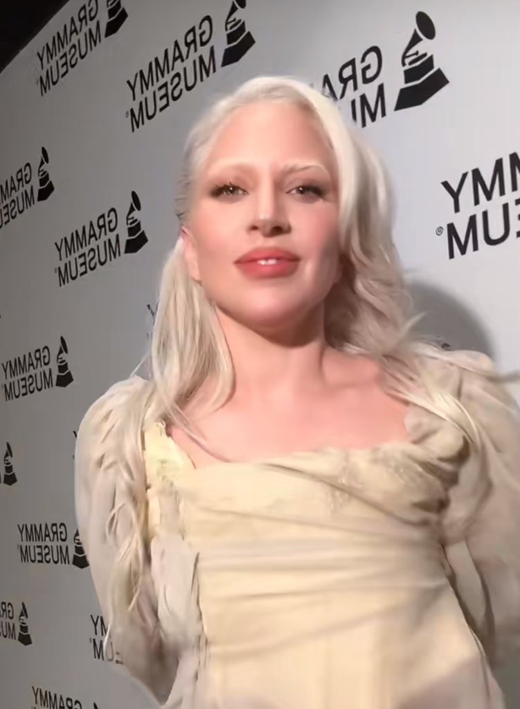 LGTHELOML's tweet image. absolutely obsessed with gaga’s duality