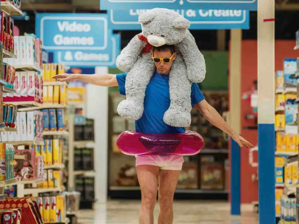 "Roofman": Los cambios de género (entre drama, comedia, romance y unas gotas de violencia) resultan algo discordantes, y sus más de dos horas de duración podrían haberse acortado un poco.
Escribe Francisco Nieto.
encadenados.org/criticas/roofm…