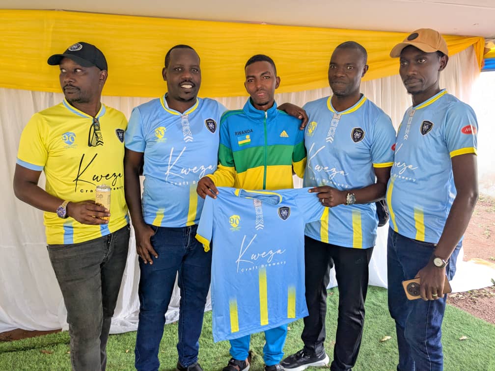 Umuyobozi w'Akarere, <a href="/Niyomwungeri_H/">Hildebrand Niyomwungeri</a> ari kumwe n'Umuyobozi w'Akarere Wungirije Ushinzwe Iterambere ry'Ubukungu, <a href="/ThadeeHabimana/">Habimana Thadée</a> bifatanyije n'ubuyobozi bwa <a href="/AmagajuL/">AMAGAJU FC</a> hamwe n'abafana bayo mu birori byo kwizihiza isabukuru y'imyaka 90 amaze abayeho. 1/2