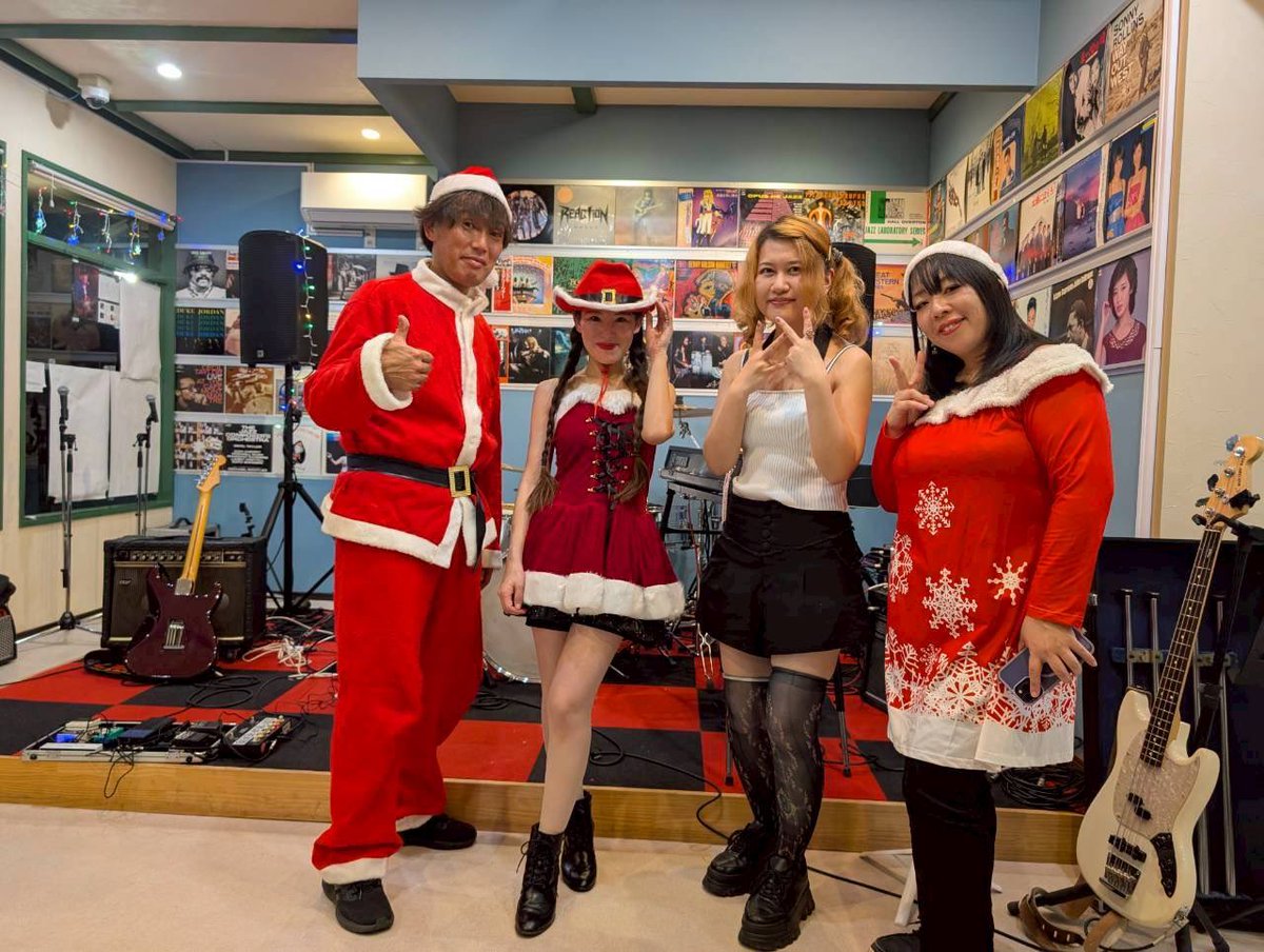sunny__sally's tweet photo. GODSURFERSライブでした🎄
cafe&amp;music「いちご・いちえ」素敵な空間でアイスも美味しかった🍨
ありがとうございました🎄🎅楽しかった✨ https://t.co/ypKe29n6Fc