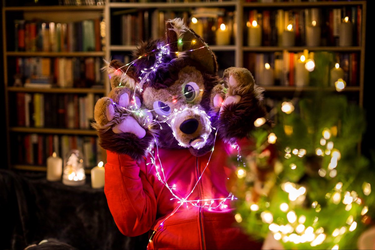 there might have been a smol mishap when decorating... 

halp!?!

(photos by brother doggo)