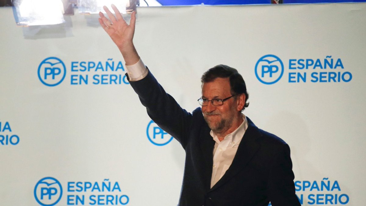 adriapadu's tweet photo. 🔙🗳️ Avui, 20 de desembre, fa 10 anys que es va acabar el bipartidisme a l’Estat espanyol. Unes eleccions generals que van sacsejar completament el tauler polític i van marcar un abans i un després que encara avui condiciona la governabilitat 🇪🇸.

🔵🔴 Durant dècades, PP i PSOE s’havien alternat al poder amb poquíssim suspens, sovint amb el suport recurrent de PNB i CiU. Aquell esquema aparentment immutable va saltar pels aires el 20D de 2015, quan els votants van castigar el sistema clàssic i van premiar la denominada nova política.

🟣🟠 Podemos (69 escons) i Ciudadanos (40 escons) van irrompre amb una força inèdita, fent impossible qualsevol majoria clara. El resultat va ser tan fragmentat que, per primer cop en democràcia, Espanya es va veure abocada a repetir eleccions sis mesos després.

🔴 En aquell impàs va néixer el famós “no és no” de Pedro Sánchez, la negativa del PSOE a facilitar el govern de Mariano Rajoy i l’inici d’un nou lideratge socialista, forjat entre divisions internes, resistència i una posterior remuntada política.

📉📈 El que semblava l’inici d’una nova era il·lusionant també va portar bloquejos, pactes inèdits, governs en minoria i una inestabilitat crònica. Però, sobretot, va certificar la fi definitiva del bipartidisme tal com l’havíem conegut.

🔵🔴🟣🟠

#20D #10Anys #FiDelBipartidisme #NovaPolítica #HistòriaPolítica #PP #PSOE #Podemos #Ciudadanos #Iglesias #Rivera #Rajoy #Sánchez