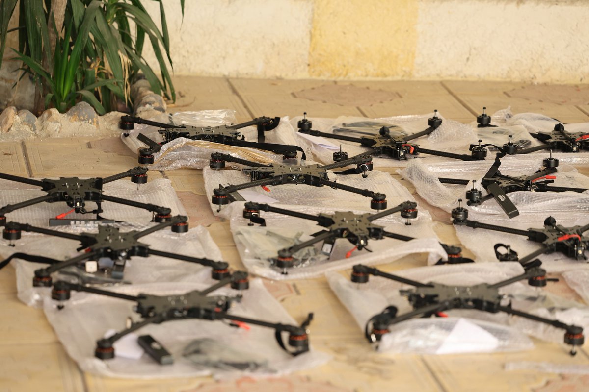 QalaatAlMudiq's tweet image. #Syria: the Security forces dismantled in Qudsaya (NW. #Damascus) a weapons trafficking network. 

FPV drones equipped with 2-kg IEDs were seized, along with 1.5 ton of TNT.

The network smuggled weapons to a wide array of groups: SDF, ISIS and Hijri-affiliated fighters.
