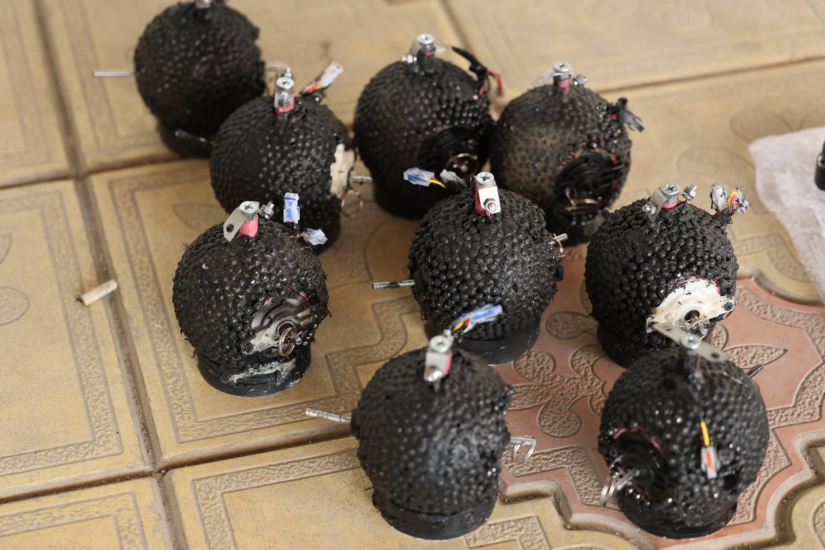 QalaatAlMudiq's tweet image. #Syria: the Security forces dismantled in Qudsaya (NW. #Damascus) a weapons trafficking network. 

FPV drones equipped with 2-kg IEDs were seized, along with 1.5 ton of TNT.

The network smuggled weapons to a wide array of groups: SDF, ISIS and Hijri-affiliated fighters.