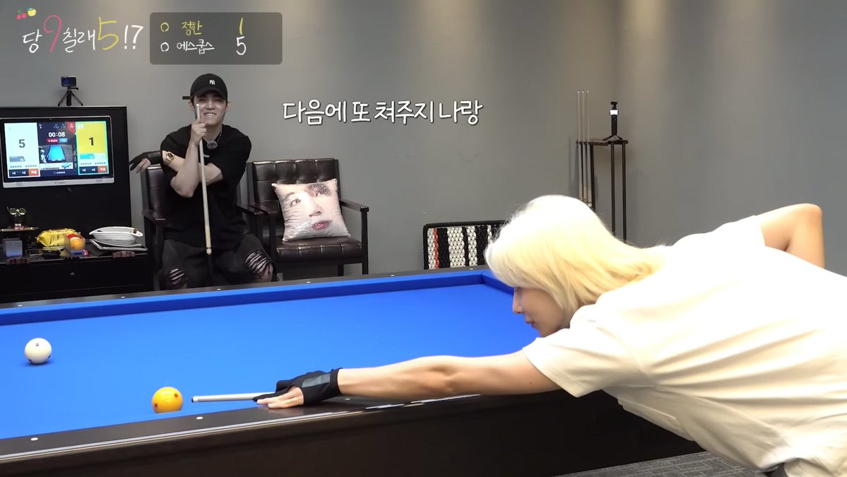 scoupsbuzz's tweet image. 🍒 i can’t do 당9칠래5 right now because it’s only something jeonghanie and i did

😇 the only member good at billiards is seungcheol... the two of us play sometimes

billiards is 𝘵𝘩𝘦𝘪𝘳 own thing — a hobby that belongs only to the two of them