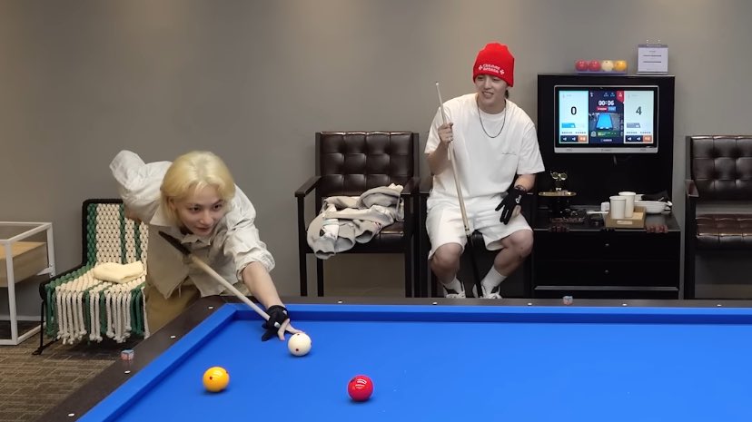scoupsbuzz's tweet image. 🍒 i can’t do 당9칠래5 right now because it’s only something jeonghanie and i did

😇 the only member good at billiards is seungcheol... the two of us play sometimes

billiards is 𝘵𝘩𝘦𝘪𝘳 own thing — a hobby that belongs only to the two of them