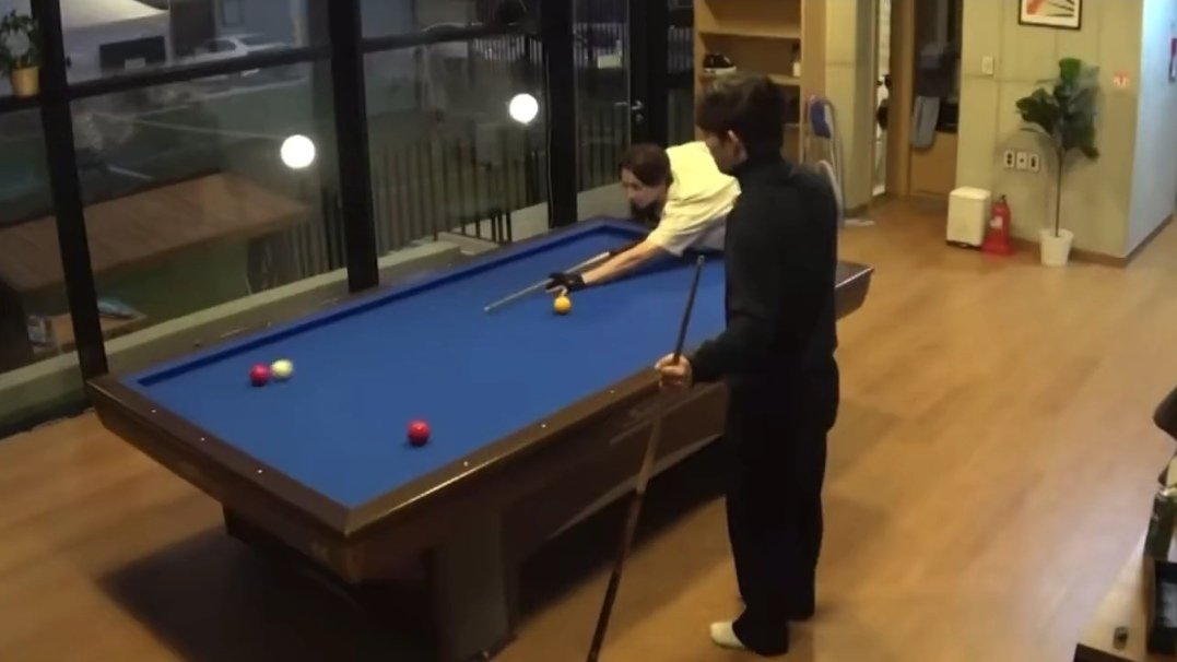 scoupsbuzz's tweet image. 🍒 i can’t do 당9칠래5 right now because it’s only something jeonghanie and i did

😇 the only member good at billiards is seungcheol... the two of us play sometimes

billiards is 𝘵𝘩𝘦𝘪𝘳 own thing — a hobby that belongs only to the two of them