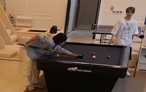 scoupsbuzz's tweet image. 🍒 i can’t do 당9칠래5 right now because it’s only something jeonghanie and i did

😇 the only member good at billiards is seungcheol... the two of us play sometimes

billiards is 𝘵𝘩𝘦𝘪𝘳 own thing — a hobby that belongs only to the two of them
