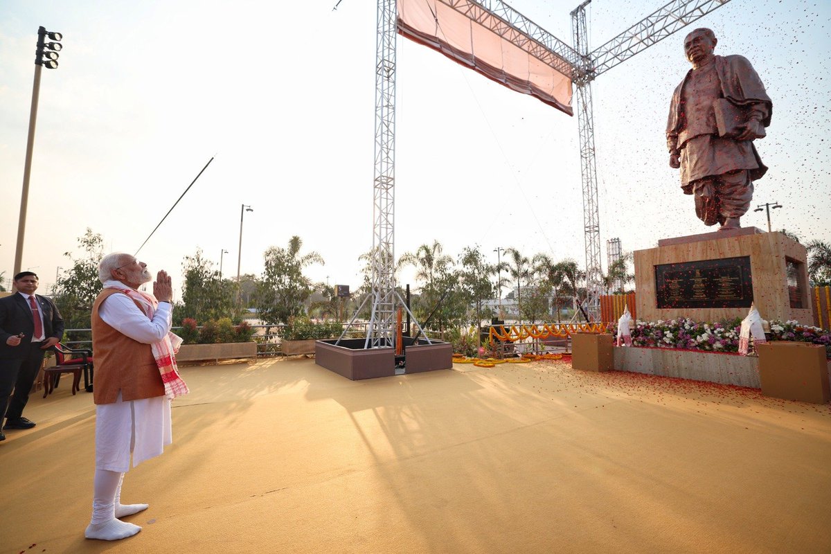 narendramodi's tweet image. Inaugurated a statue of Lokapriya Gopinath Bardoloi at Guwahati airport. His life and ideals, as well as his contributions to Assam’s progress, will keep motivating generations.