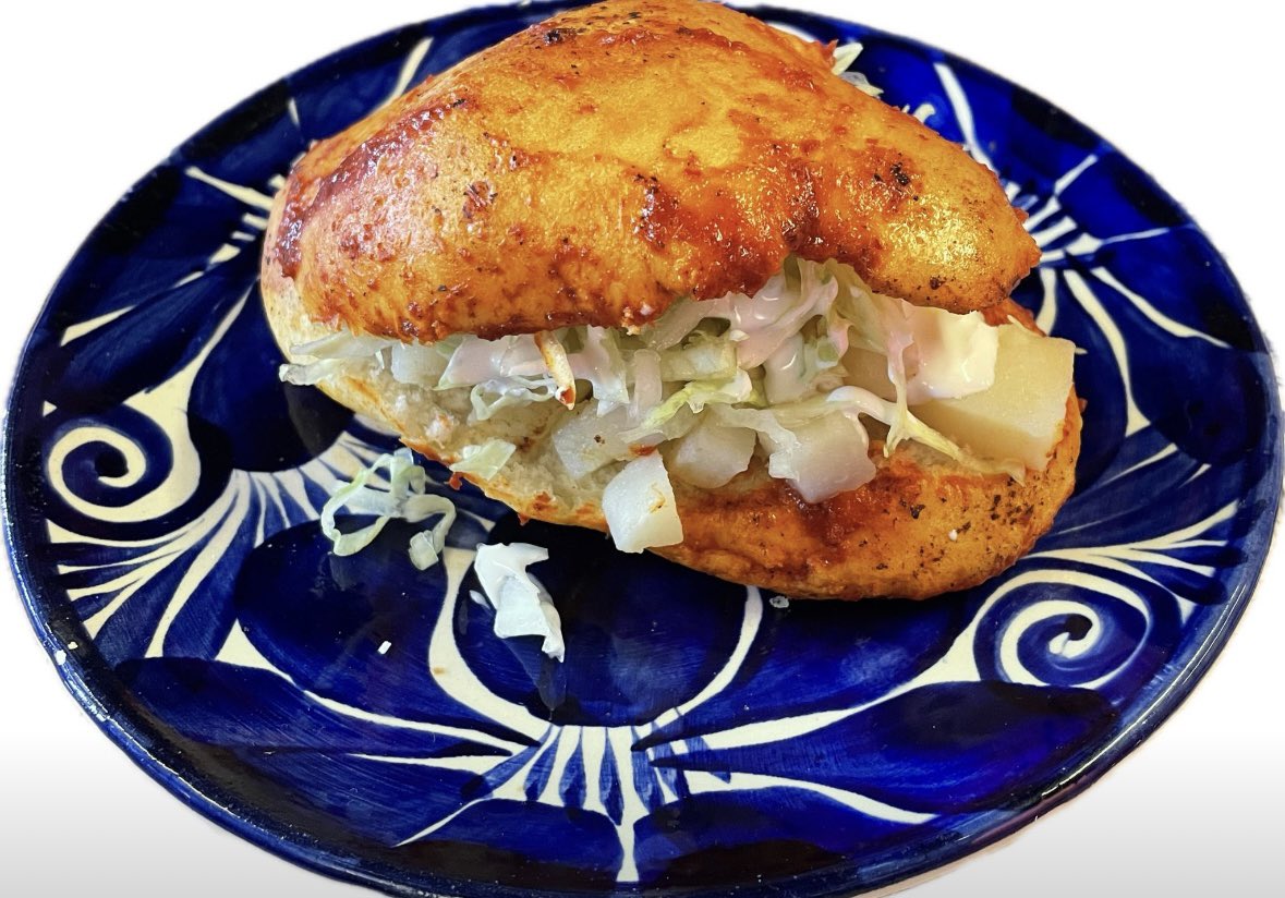 Gracias a <a href="/BBCNews/">BBC News (UK)</a> por la
invitación para hablar de la cultura del pan en México en el podcast OS por James Reynolds. 
México no solo adoptó el pan: lo transformó. Aquí el trigo se volvió bolillo, telera y pambazo.
Así se cocina la historia: a fuego lento y con identidad. 👩🏻‍🍳🇲🇽❤️