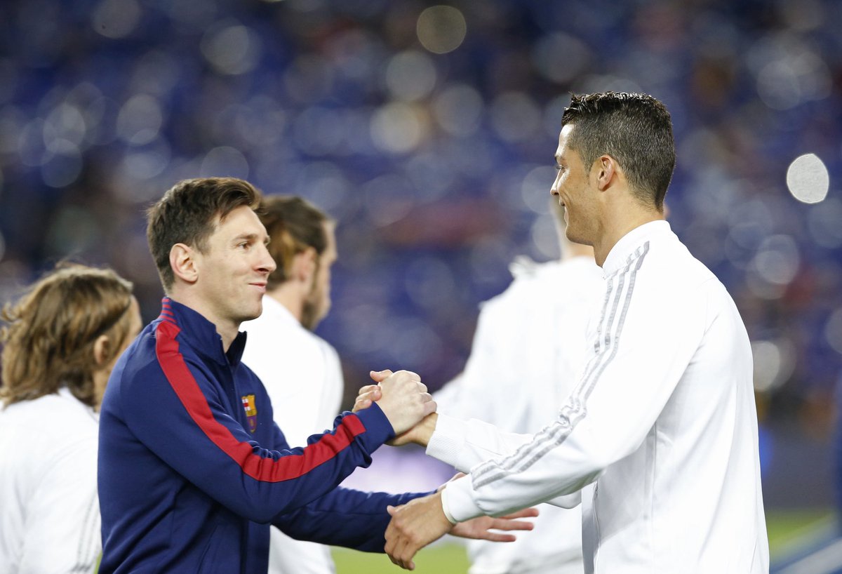 ActuCR7_'s tweet photo. 🚨 « 𝗠𝗘𝗦𝗦𝗜 𝗔 𝗧𝗢𝗨𝗝𝗢𝗨𝗥𝗦 𝗘́𝗧𝗘́ 𝗧𝗥𝗘̀𝗦 𝗦𝗨𝗥𝗖𝗢𝗧𝗘́… 𝗖𝗥𝟳 𝗟’𝗔 𝗕𝗔𝗧𝗧𝗨… » 👀

Tomás Roncero 🇪🇸 tranche sur la rivalité entre Cristiano Ronaldo 🇵🇹 et Lionel Messi 🇦🇷. 🗣️

« Cristiano a gagné la bataille face à Messi. 𝗠𝗘𝗦𝗦𝗜 𝗘𝗦𝗧 𝗧𝗥𝗘̀𝗦 𝗦𝗨𝗥𝗘́𝗩𝗔𝗟𝗨𝗘́. »

(Source : Comemos Podcast via @arielipillo)