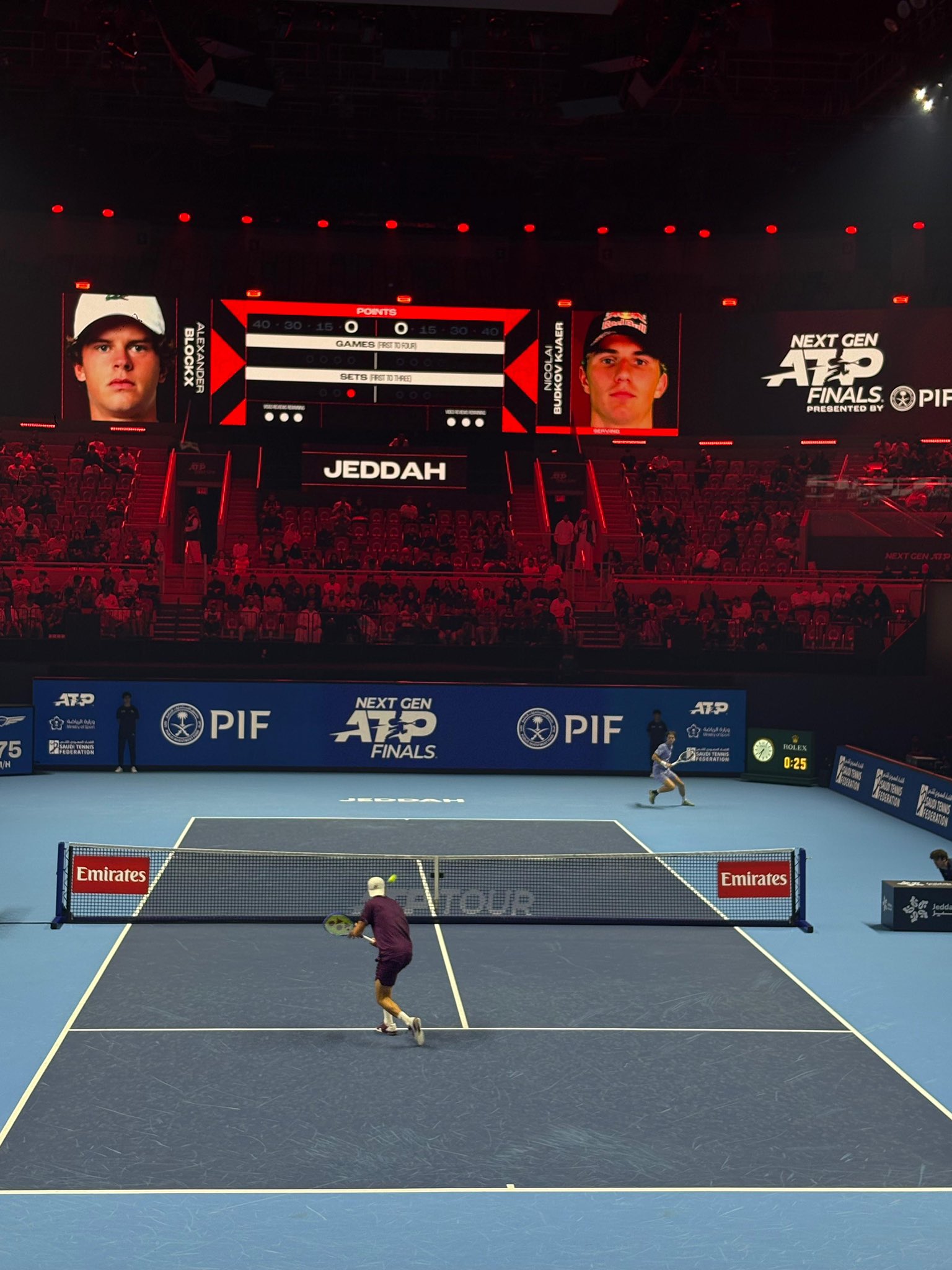 يتقدم أليكس بلوكس بمجموعة على منافسه نيكولاي بودكوف كيير حتى الآن، في مواجهة الدور نصف النهائي. #نهائيات_الجيل_القادم 