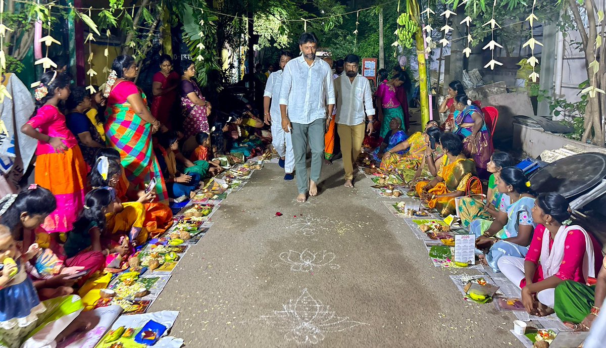 VinojBJP's tweet image. தென் சென்னை மாவட்டம், தியாகராய நகர் மேற்கு மண்டல், 130வது வட்டத்தில் ஐயப்ப பக்தர்கள் ஏற்பாட்டில் நடைபெற்ற விளக்கு பூஜையில் கலந்து கொண்டு அனைத்து மக்களின் வாழ்வில் மகிழ்ச்சி மேலோங்கிட வேண்டிக் கொண்டேன்.

தென் சென்னை மாவட்ட பொதுச் செயலாளர் திரு. யுவராஜ் உள்ளிட்ட கட்சி நிர்வாகிகள்…