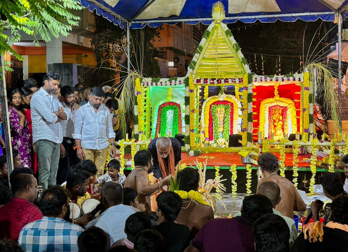 VinojBJP's tweet image. தென் சென்னை மாவட்டம், தியாகராய நகர் மேற்கு மண்டல், 130வது வட்டத்தில் ஐயப்ப பக்தர்கள் ஏற்பாட்டில் நடைபெற்ற விளக்கு பூஜையில் கலந்து கொண்டு அனைத்து மக்களின் வாழ்வில் மகிழ்ச்சி மேலோங்கிட வேண்டிக் கொண்டேன்.

தென் சென்னை மாவட்ட பொதுச் செயலாளர் திரு. யுவராஜ் உள்ளிட்ட கட்சி நிர்வாகிகள்…