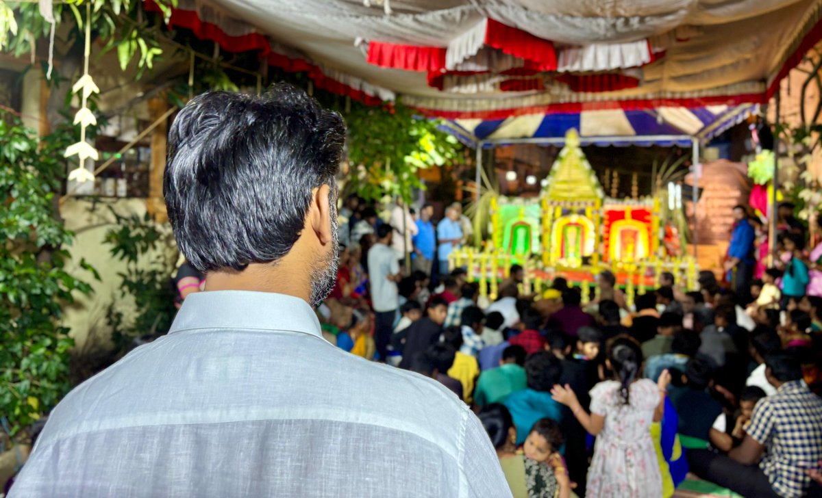 VinojBJP's tweet image. தென் சென்னை மாவட்டம், தியாகராய நகர் மேற்கு மண்டல், 130வது வட்டத்தில் ஐயப்ப பக்தர்கள் ஏற்பாட்டில் நடைபெற்ற விளக்கு பூஜையில் கலந்து கொண்டு அனைத்து மக்களின் வாழ்வில் மகிழ்ச்சி மேலோங்கிட வேண்டிக் கொண்டேன்.

தென் சென்னை மாவட்ட பொதுச் செயலாளர் திரு. யுவராஜ் உள்ளிட்ட கட்சி நிர்வாகிகள்…