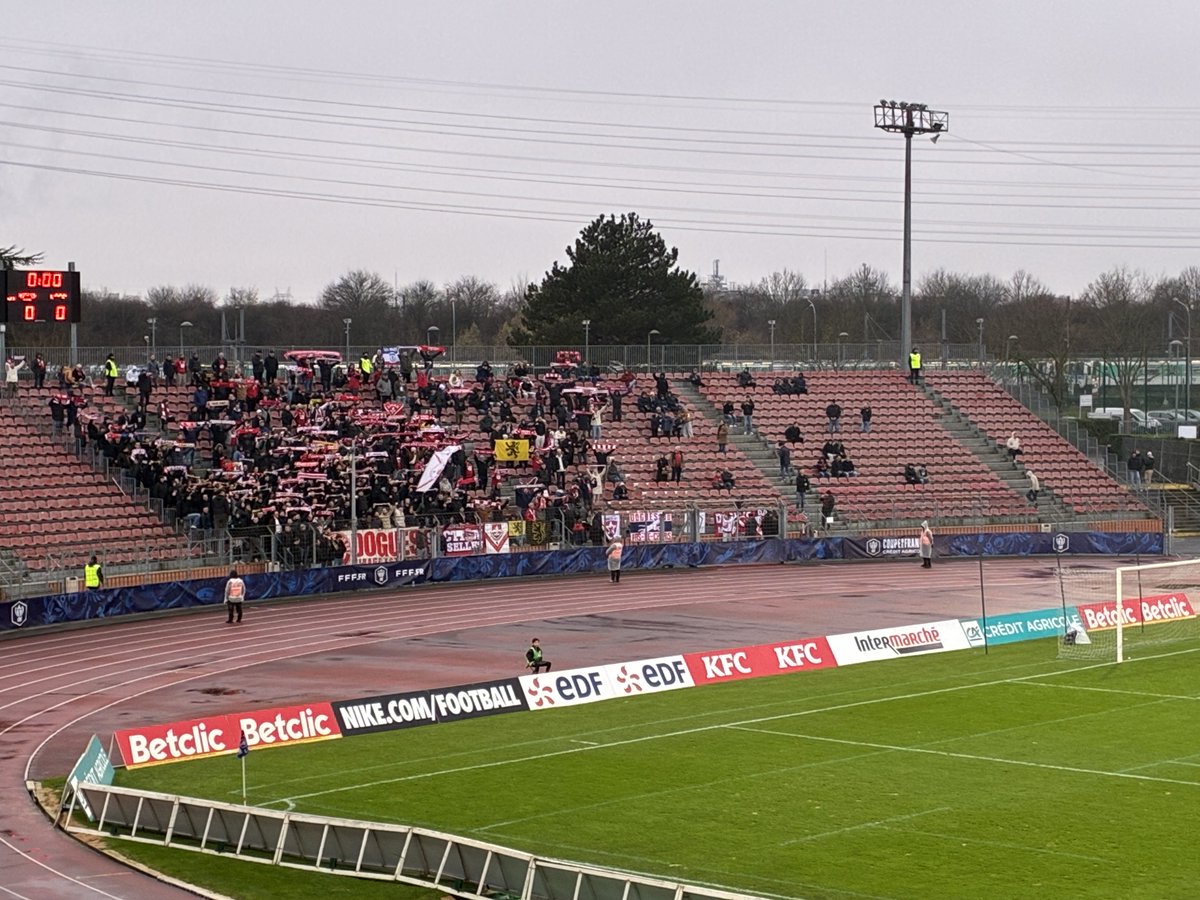 Bibidu12eme's tweet photo. Un vrai match de coupe de France avec une pelouse déplorable, deux tribunes pleines à Duvauchelle, un beau parcage lillois: le LOSC a fini par se sortir du traquenard en toute fin de match, Lusitanos étant cuit physiquement mais a montré un beau visage du foot amateur  #USLLOSC https://t.co/SZqdTTMtDW