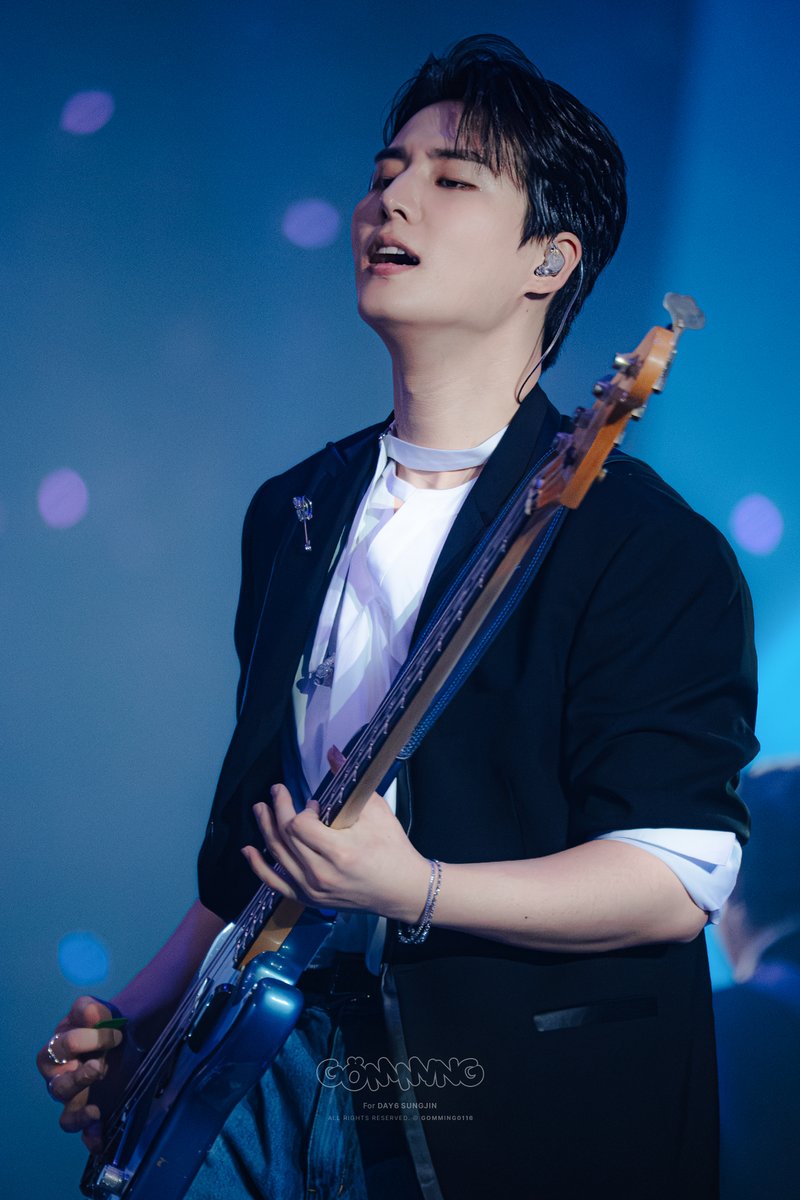 gomming0116's tweet photo. 251220 The Present🎄 
#영케이 #YoungK #데이식스 #DAY6 https://t.co/d0vHTEeqvk