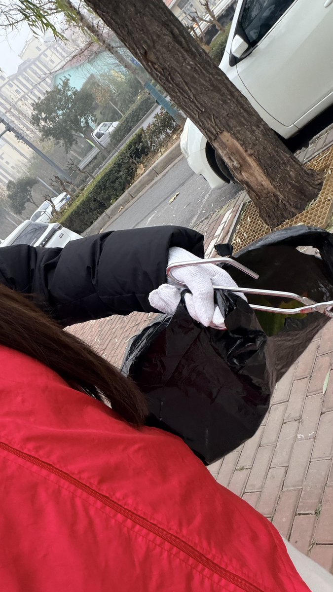 Zz001121's tweet photo. 草泥马谁扔的 https://t.co/Lt4LCC7q8U