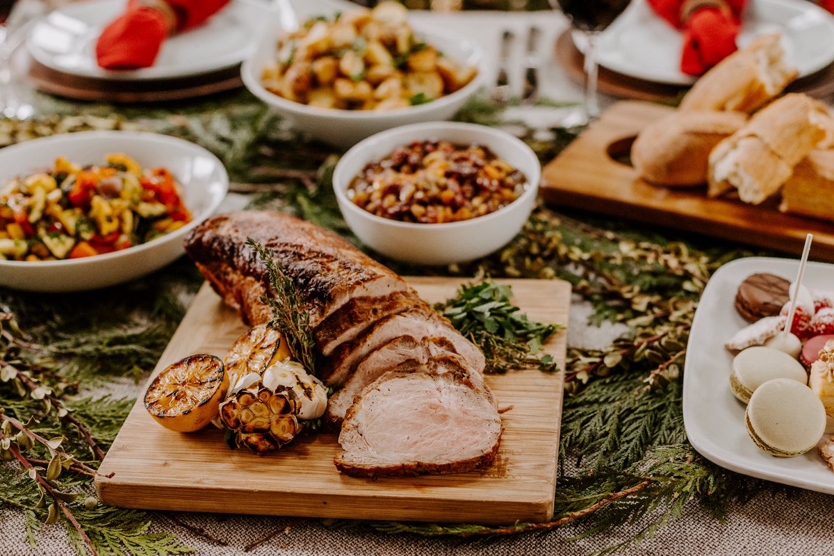 There’s just two days left to pre-order your D’amico Hospitality Christmas at Home dinner! damicohospitality.com/christmas-at-h…

A Jovial Dinner Table: Enjoy a complete dinner for four with your choice of entrée:
- Roasted pork tenderloin
- Balsamic glazed short ribs 
- Miso sea bass